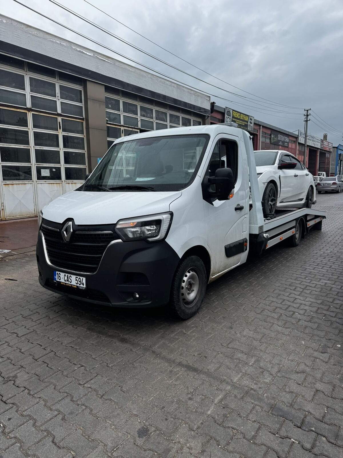Yenice Oto Kurtarma çekici aracı, yol kenarında bir aracı platforma yüklerken