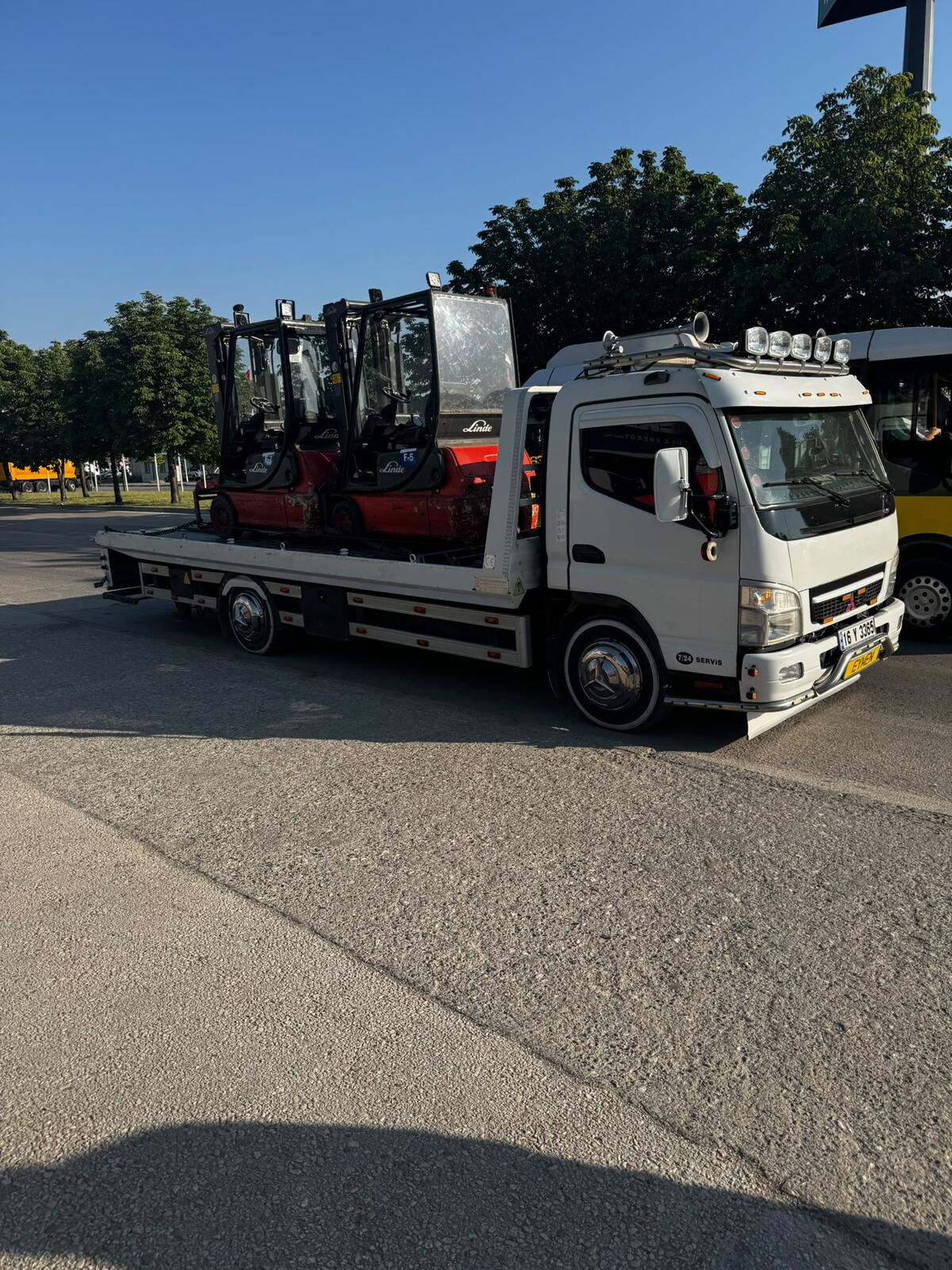 Yenice Oto Kurtarma filosuna ait çekici araç, sahada göreve hazır bekliyor
