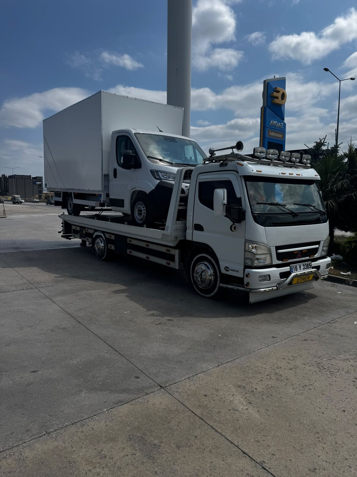 Gece saatlerinde İnegöl'de yol yardımı için harekete geçen çekici aracı