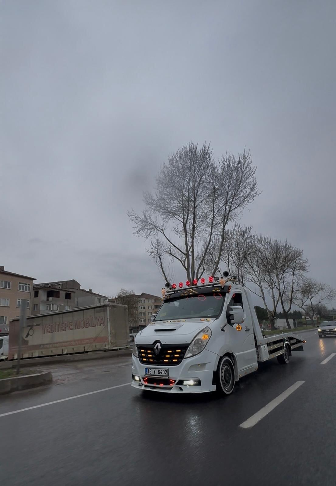 Yenice Oto Kurtarma ekibinden bir görevli, akü takviyesi için araca müdahale ederken