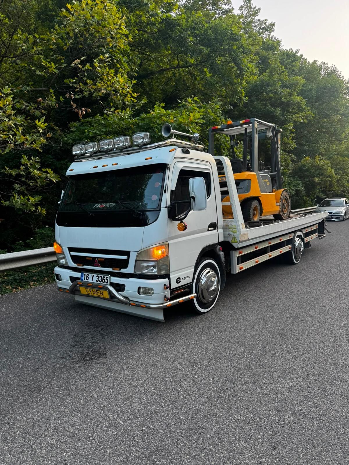 Yenice Oto Kurtarma ekibinin çekici aracı, bir oto kurtarma operasyonu sırasında sahada